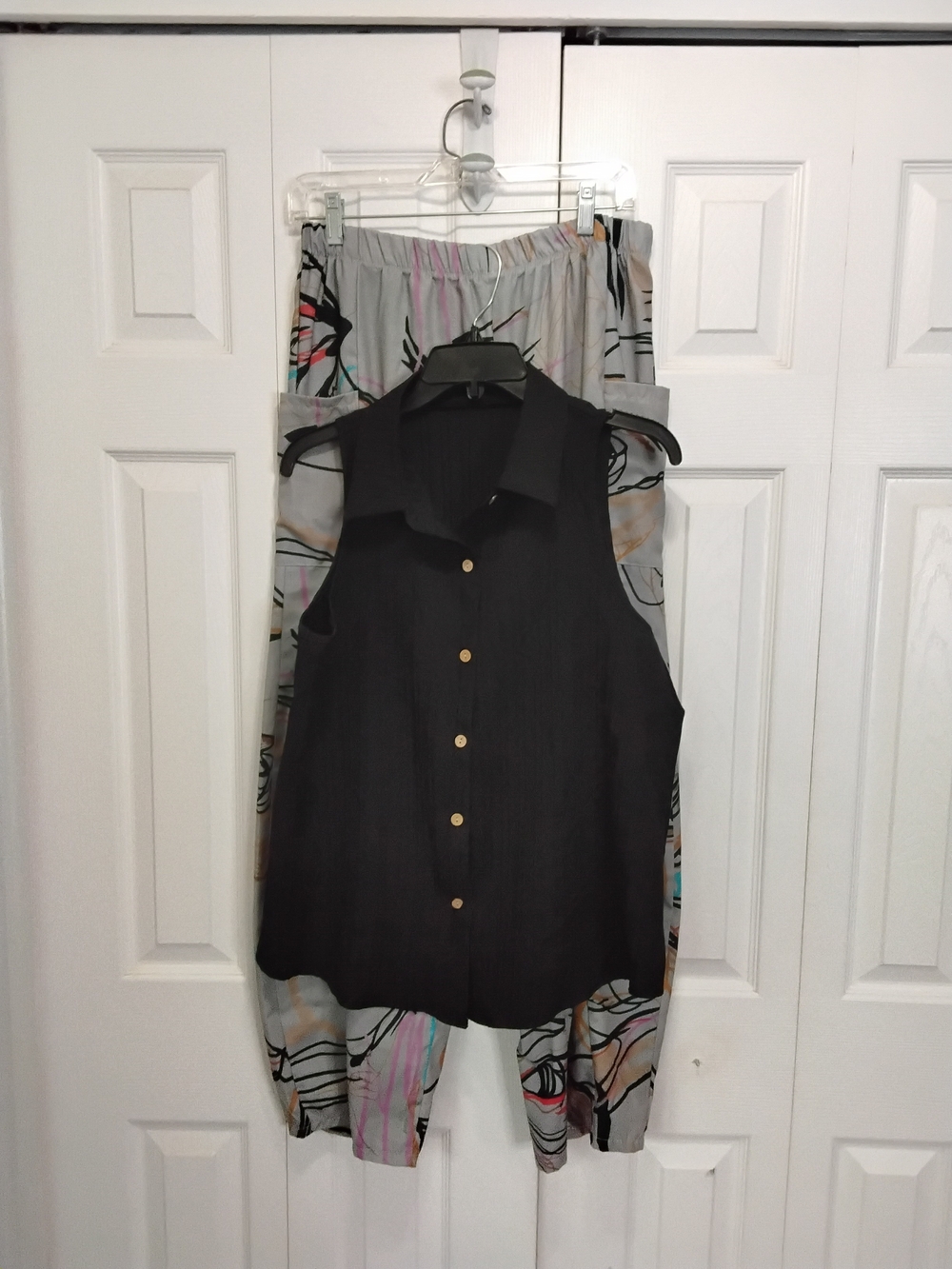 SHEIN Black Sleeveless Button-Front Blouse